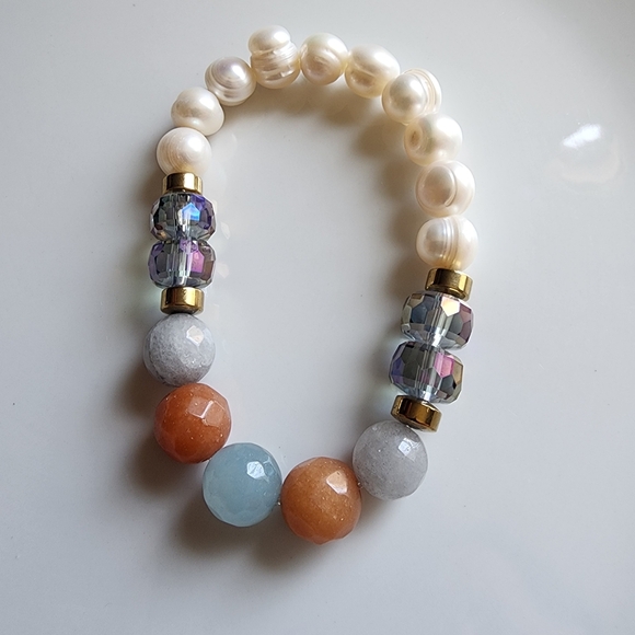 Elegant Pearl and Bead Bracelet - Picture 2 of 6